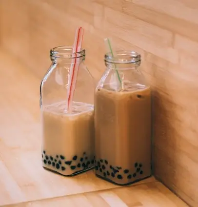 2 glasses of boba tea with straws