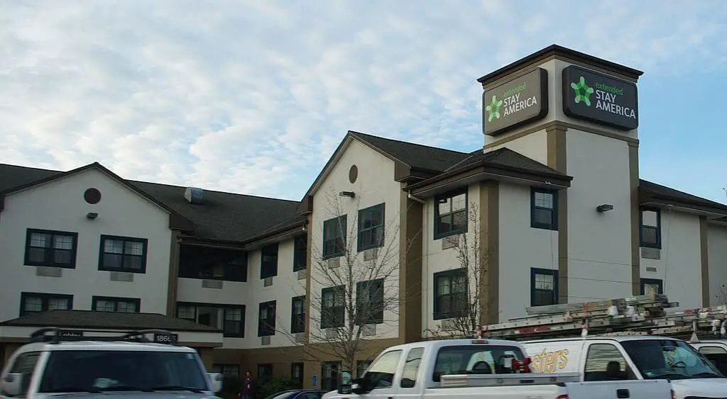 outside of extended stay America suites with vehicles parked in front