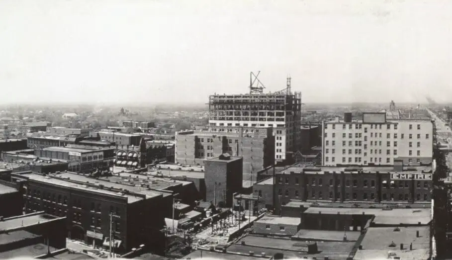 black and white photo in 1910 of buildings being built in oklahoma city